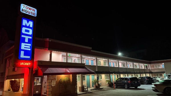 Town House Motel Main image
